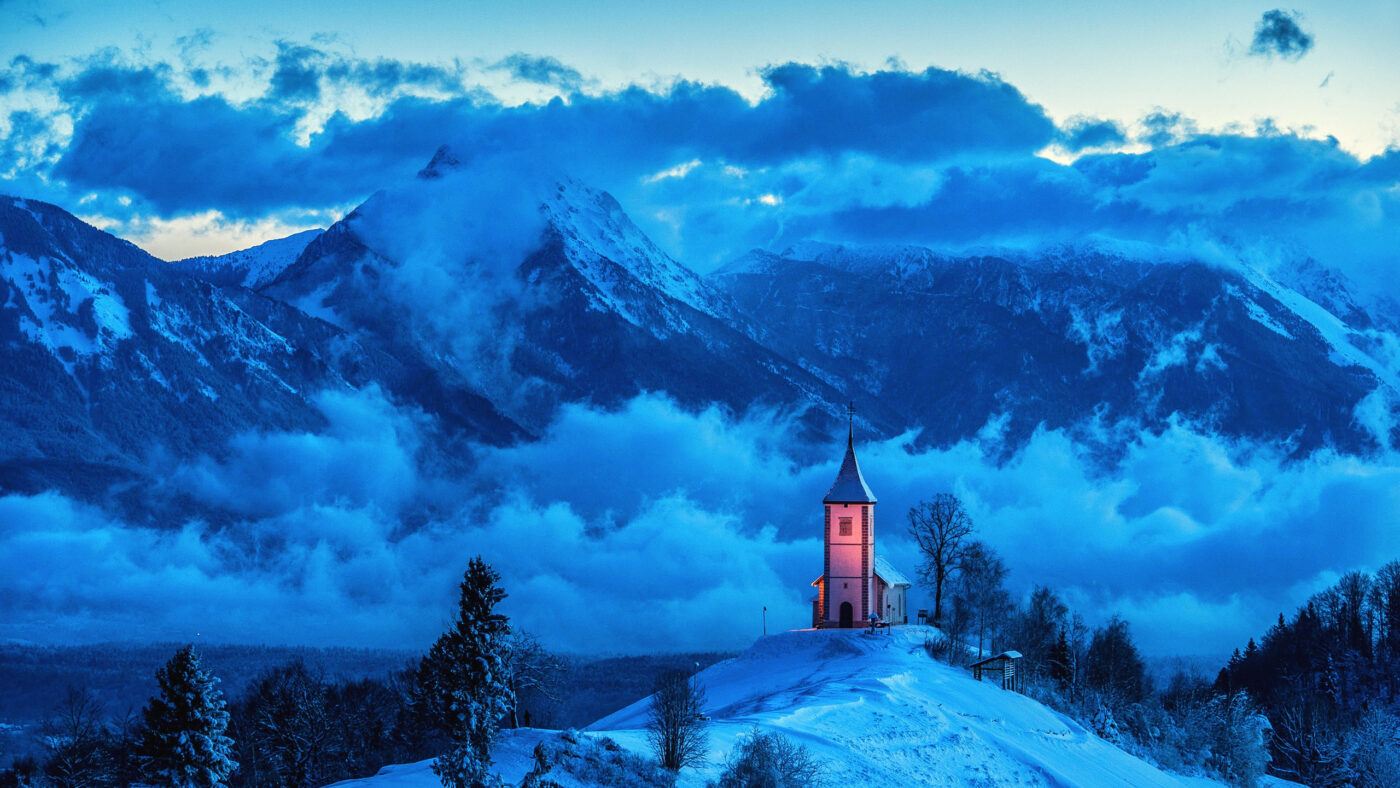 house near mountain peak 4k 3e 2560x1440